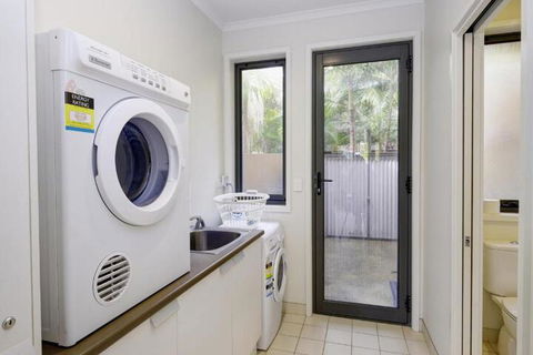 BOOM 5 - Accommodation Redcliffe 2
