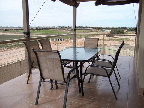 Relax On Par - Accommodation Redcliffe 1