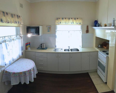 Lorikeet Retreat 11 Hodgson Street - Accommodation Redcliffe 4