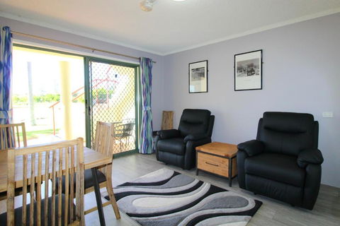 Beachfront 2 25 Willow Street - Accommodation Redcliffe 3