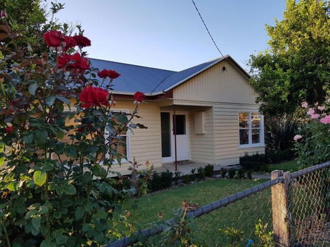Cottage On Main - Accommodation Redcliffe 3