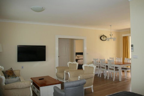 Colins Garden - Accommodation Redcliffe 2