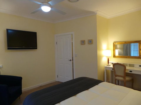 Colins Garden - Accommodation Redcliffe 3