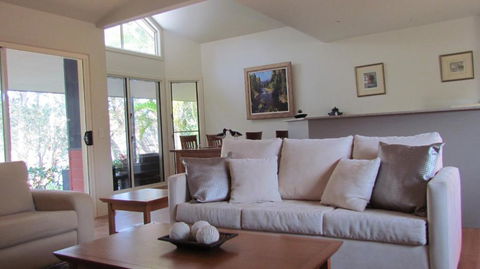 Lake Russell Lakeside Retreat - Accommodation Redcliffe 2