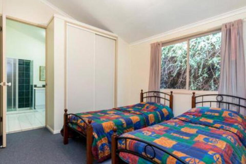 Amaroo House - Accommodation Redcliffe 4