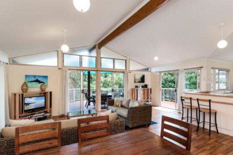 Amaroo House - Accommodation Redcliffe 0