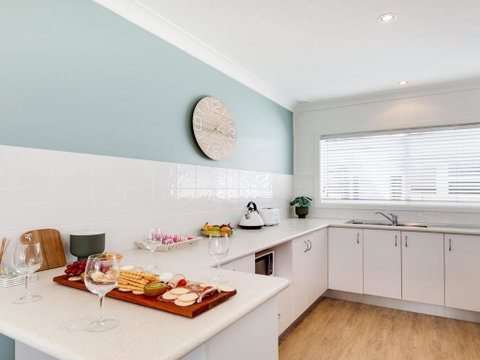 Ocean Blue Apartment Three Apartment On 2nd Level - Accommodation Redcliffe 3