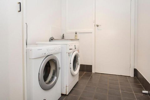 Eagle Bay Beach House - Accommodation Redcliffe 7