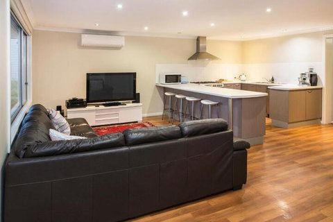 Eagle Bay Beach House - Accommodation Redcliffe 4