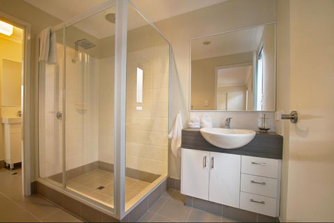 A Little Luxury In Town - Accommodation Redcliffe 3