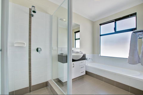 A Little Luxury In Town - Accommodation Redcliffe 6