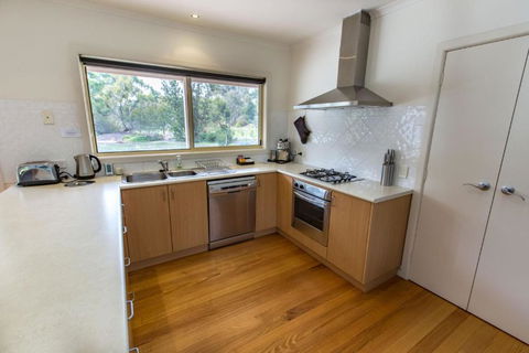 Acacia Lakehouse The Lake At Your Doorstep - Accommodation Redcliffe 4