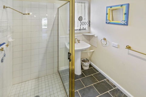 Cedar Cottage Close To Water & Pet Friendly - Accommodation Redcliffe 3