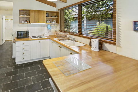Cedar Cottage Close To Water & Pet Friendly - Accommodation Redcliffe 5