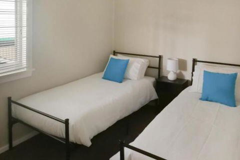 Large 5 Bedroom House With Wifi & Netflix Close To Taronga Western Plains Zoo - Accommodation Redcliffe 5