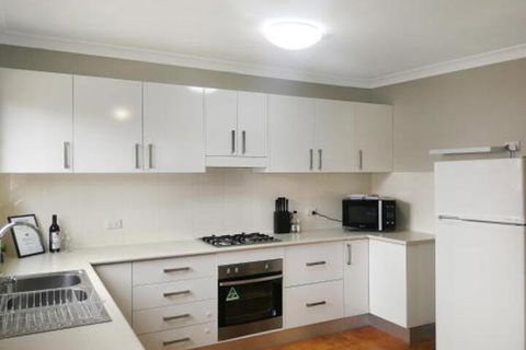 Large 5 Bedroom House With Wifi & Netflix Close To Taronga Western Plains Zoo - Accommodation Redcliffe 0