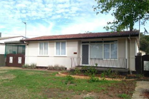 Large 5 Bedroom House With Wifi & Netflix Close To Taronga Western Plains Zoo - Accommodation Redcliffe 7