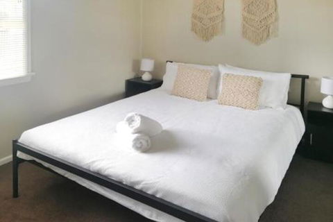Large 5 Bedroom House With Wifi & Netflix Close To Taronga Western Plains Zoo - Accommodation Redcliffe 3