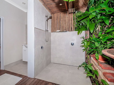 Unique Tropical Rainforest Getaway - Accommodation Redcliffe 3