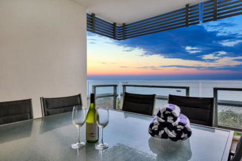 Oceana Darwin Central Oceanfront 3 Bedroom 2 Lounge Room Pool Gym Tennis Court Sleeps 9 - Accommodation Redcliffe 0
