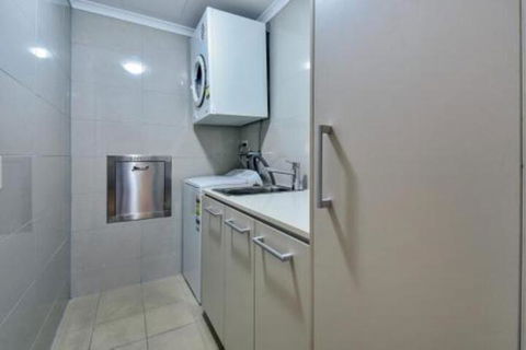 Oceana Darwin Central Oceanfront 3 Bedroom 2 Lounge Room Pool Gym Tennis Court Sleeps 9 - Accommodation Redcliffe 7