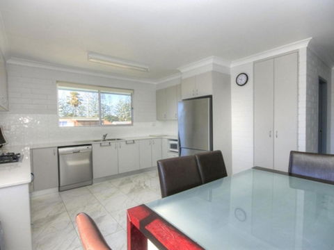 45A Wharf Upstairs - Accommodation Redcliffe 3