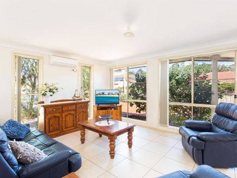 1 / 4 Huntly Close - Accommodation Redcliffe 6