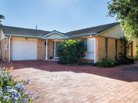 1 / 4 Huntly Close - Accommodation Redcliffe 3