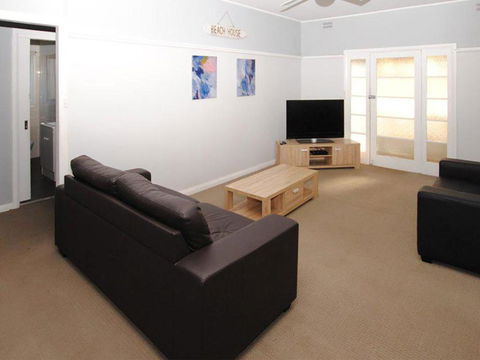 59 Wharf Street Opposite Bowling Club - Accommodation Redcliffe 4