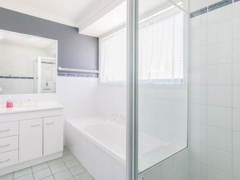 1 / 54 Parkes Airconditioned - Accommodation Redcliffe 4
