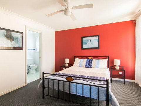 1 / 54 Parkes Airconditioned - Accommodation Redcliffe 2