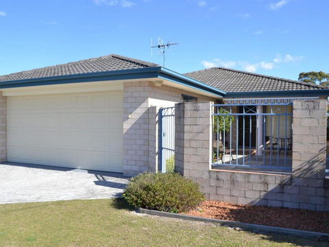 1 / 54 Parkes Airconditioned - Accommodation Redcliffe 1