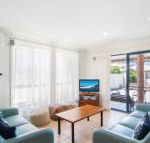 1 / 54 Parkes Airconditioned - Accommodation Redcliffe