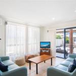 1 / 54 Parkes Airconditioned - Accommodation Redcliffe 0