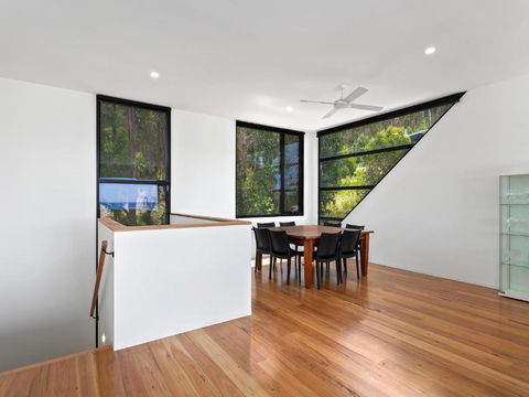 The Cube Striking Architectural Showpiece - Accommodation Redcliffe 5