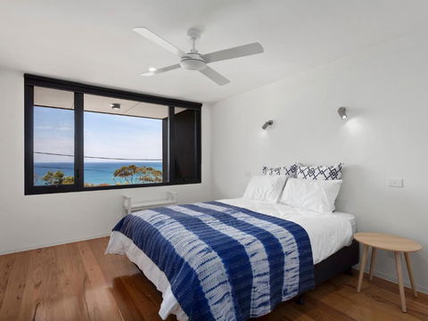 The Cube Striking Architectural Showpiece - Accommodation Redcliffe 6