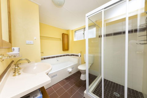 Camelot Unit 06 - Accommodation Redcliffe 2