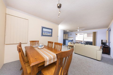 Camelot Unit 06 - Accommodation Redcliffe 3