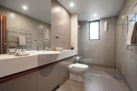 Yacht Club Villa 33 Serenity 4 Bedroom 4 Bathroom House Ocean Views 2 Buggies - Accommodation Redcliffe 2