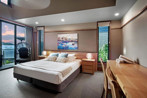 Yacht Club Villa 33 Serenity 4 Bedroom 4 Bathroom House Ocean Views 2 Buggies - Accommodation Redcliffe 1