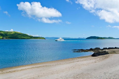 Yacht Club Villa 33 Serenity 4 Bedroom 4 Bathroom House Ocean Views 2 Buggies - Accommodation Redcliffe 5