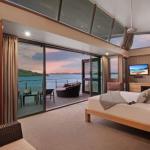 Yacht Club Villa 33 Serenity 4 Bedroom 4 Bathroom House Ocean Views 2 Buggies - Accommodation Redcliffe 0