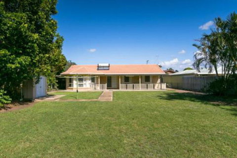 Cozy Family Holiday House - Accommodation Redcliffe 2