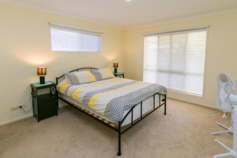 Cozy Family Holiday House - Accommodation Redcliffe 5