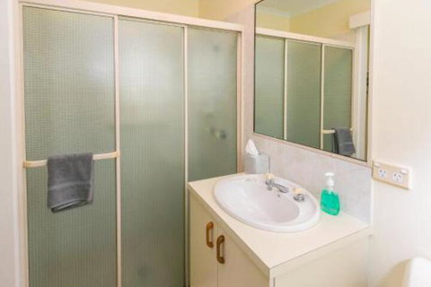 Cozy Family Holiday House - Accommodation Redcliffe 4