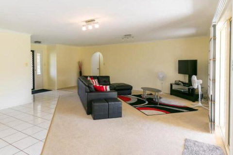 Cozy Family Holiday House - Accommodation Redcliffe 3