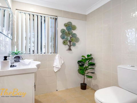 Karinya At Little Beach Downstairs - Accommodation Redcliffe 3