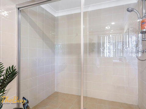 Karinya At Little Beach Downstairs - Accommodation Redcliffe 1