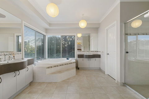 Waterview Estate Free Wifi Amazing Ocean Views - Accommodation Redcliffe 2