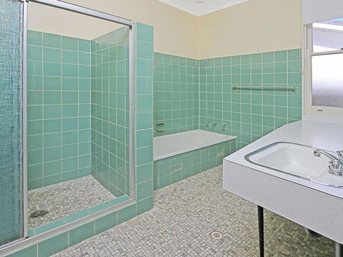 GOLF 39 MOLLYMOOK BEACH - Accommodation Redcliffe 3